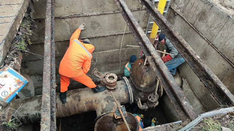 У Луцьку ремонтують центральний водогін: коли відновлять водопостачання