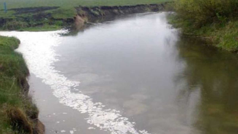 Отруєну хімікатами внаслідок ракетного обстрілу Тернопільщини воду понесло в білорусь