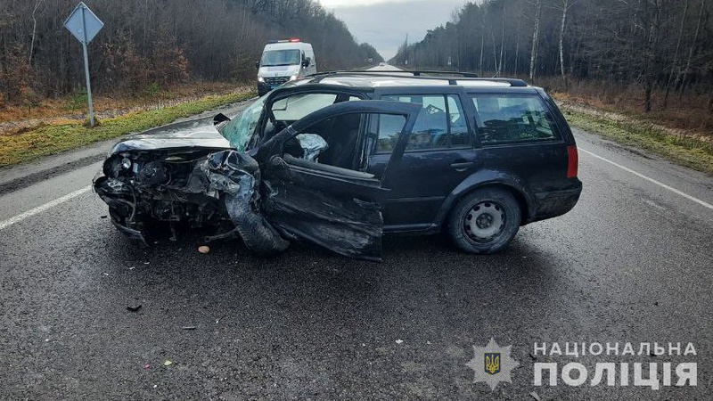 Під Луцьком — ДТП: постраждали водій та пасажир легковика. ФОТО