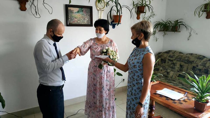 Шлюб за ґратами: у колонії на Рівненщині одружилися молодята