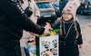 Юна лучанка Варвара передала патрульним іграшки для загублених дітей