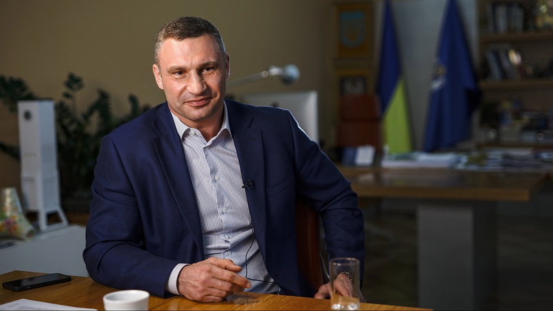 «Я вихована людина, без запрошення не приходжу» – Кличко про відносини зі Зеленським та обшуки в Києві