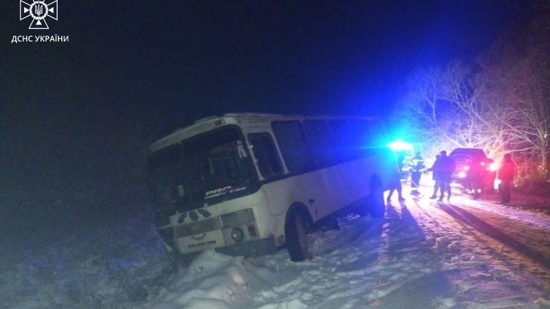 У Луцькому районі в сніговому наметі застряг автобус із пасажирами