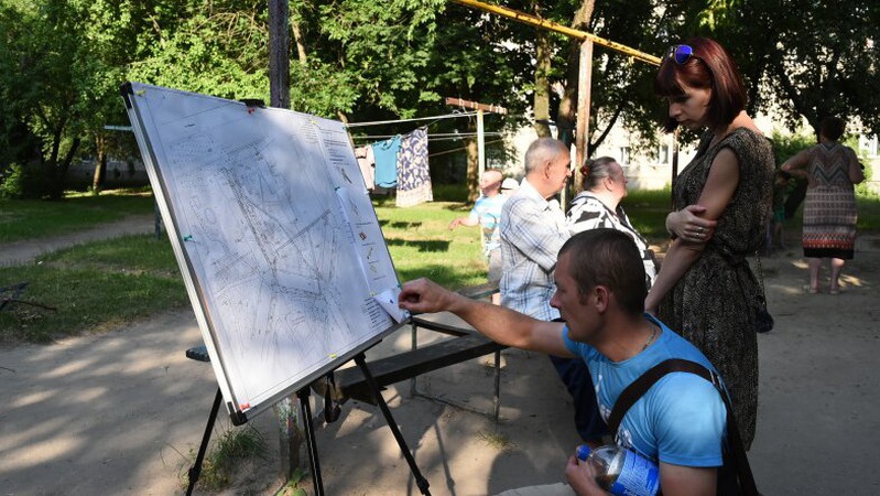 Мешканцям багатоповерхівки на Соборності в Луцьку показали проєкт ремонту двору. ФОТО