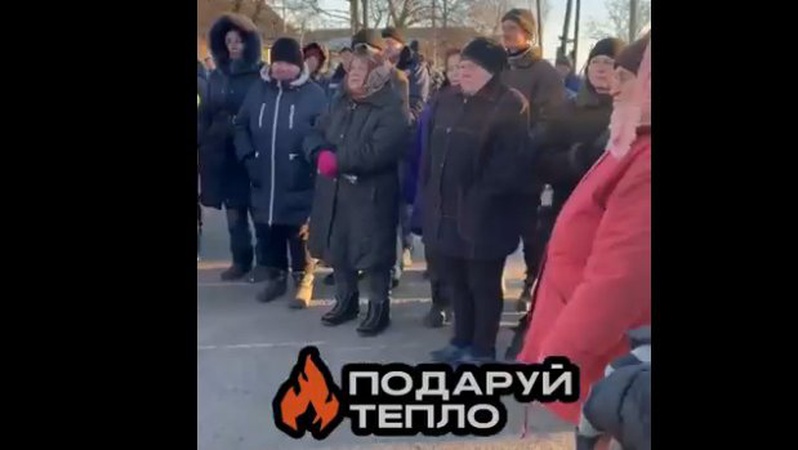 Волинський поліцейський під час відпустки допомагає мешканцям Харківщини пережити зиму
