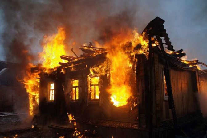 Волинський рятувальники півтори години рятували хату селян від полум’я