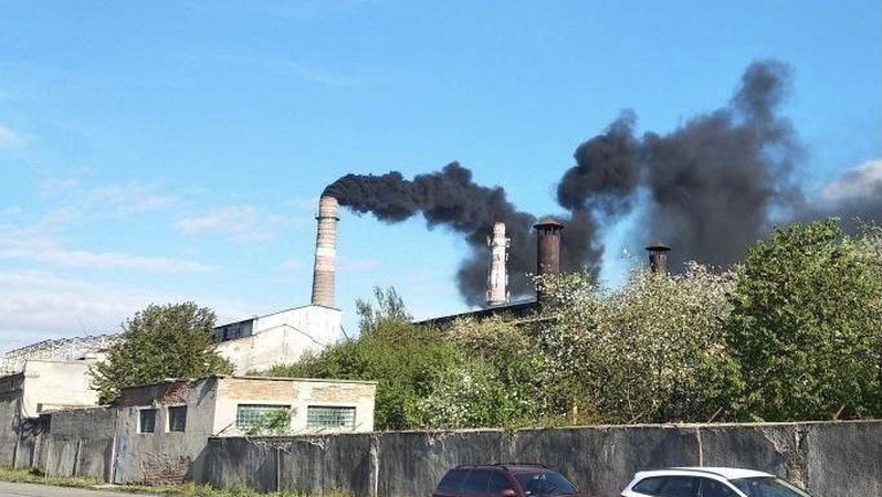 Кіптява на автівках та їдкий дим: Луцькрада поскаржилася на цукровий завод у міністерство