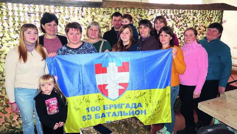 Зробили понад 7 тисяч грілок: як жінки з волинського села згуртувалися заради допомоги воїнам ЗСУ