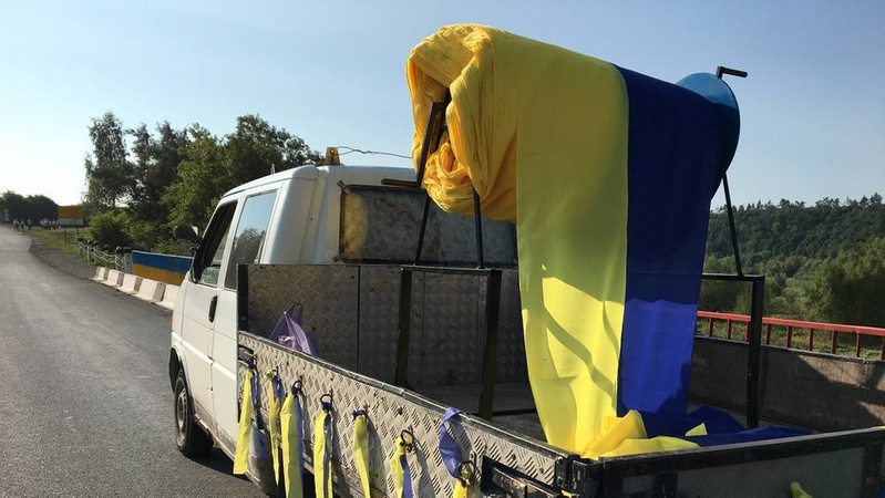 Найдовший прапор України розгорнули на заході країни