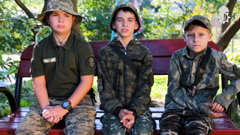 «Добрий день. Скажіть паляниця»: у Луцьку група хлопчаків створила свій волонтерський загін