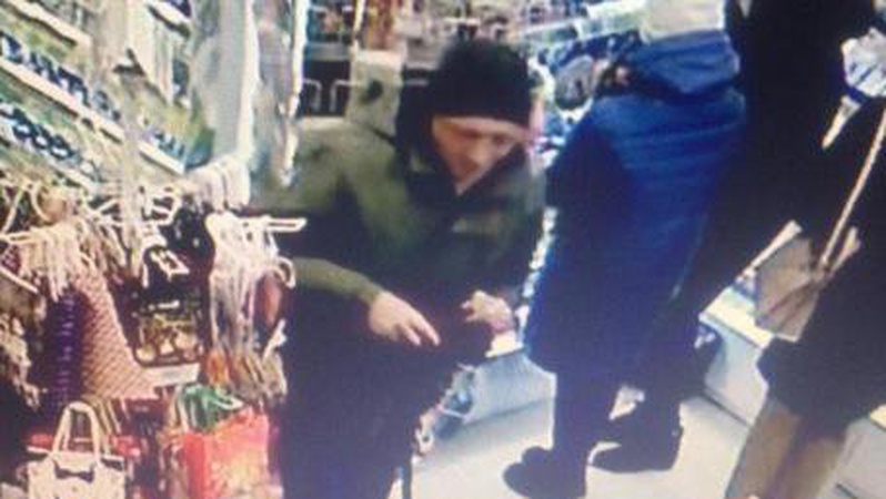 Поліція Луцька розшукують осіб, яких підозрюють у крадіжках з магазинів