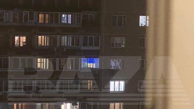 Поліція Москви шукає місцевого жителя, який вивісив на вікно синьо-жовту гірлянду  в колір українського прапора