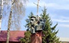 У Чернівцях мешканці власними силами демонтували пам’ятник комуністу. ВІДЕО