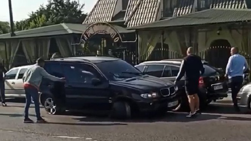 У Володимирі сталася аварія: «загублене» колесо від BMW пошкодило два авто