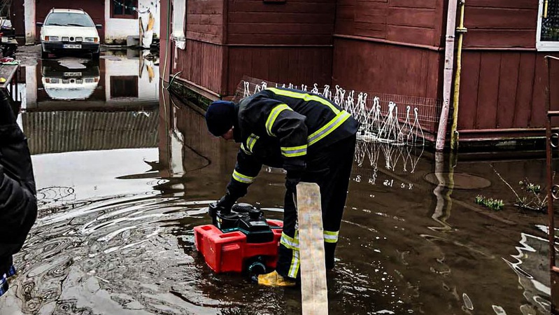 Допомагали рятувальники: у Володимирі затопило присадибну ділянку. ФОТО