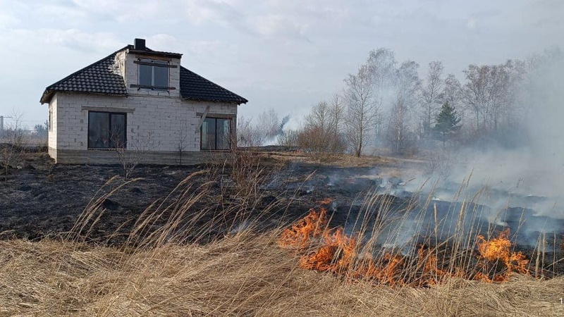 Ледь не зайнявся будинок сусіда: волинянина оштрафують за спалювання сухої трави