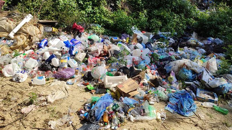 Замість вивезти сміття з лісу поблизу села Ковельської громади його прикопали, – місцевий депутат