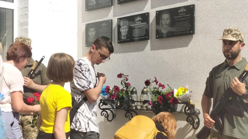 У Рожищі встановили пам’ятні дошки на честь загиблих Олександра Зінчука та Олександра Ханова