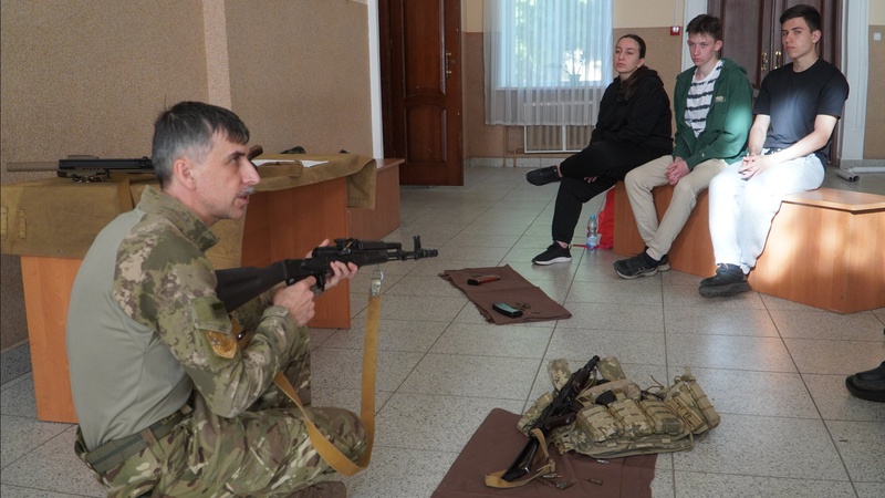 У Володимирі населення навчали правил поводження зі зброєю