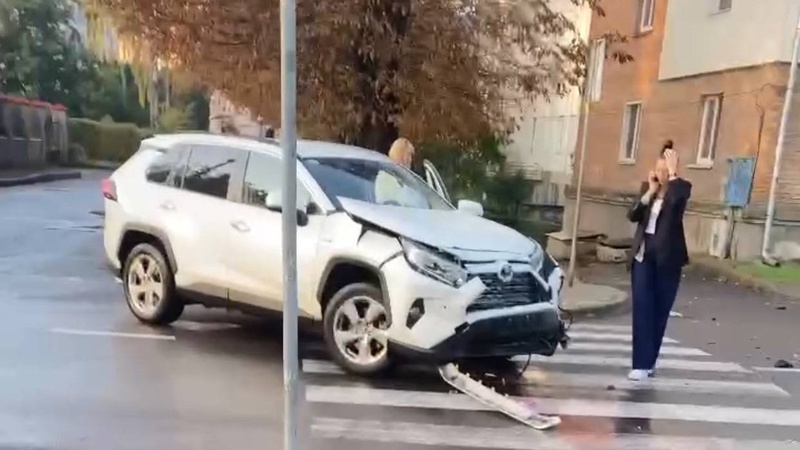 У Луцьку – аварія біля історичного: одного з водіїв забрала «швидка»