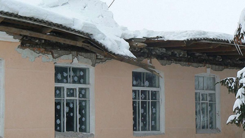 У центрі Луцька від ваги снігу частково провалився дах будинку