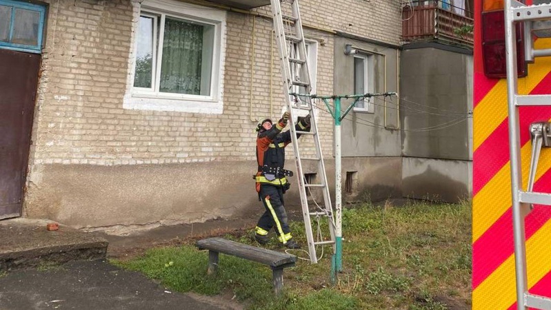 На Волині рятувальники через балкон врятували літню жінку, яка потребувала допомоги