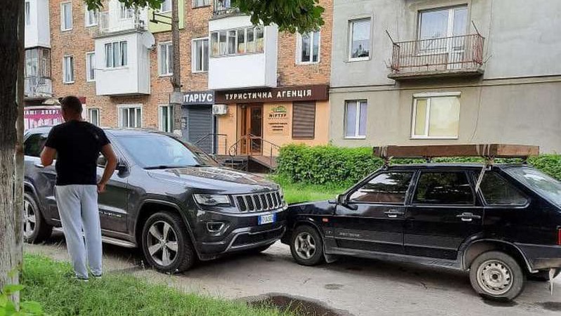 У Нововолинську не поділили дорогу «Jeep» та «Lada»