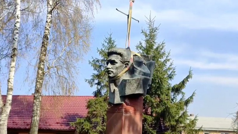 У Чернівцях мешканці власними силами демонтували пам’ятник комуністу. ВІДЕО