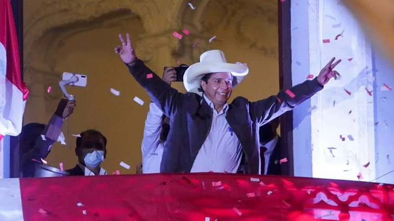 Вчитель молодших класів епатажно переміг на президентських виборах у Перу