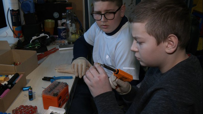 У Луцьку школярі переробляють електронні сигарети на павербанки для біців ЗСУ