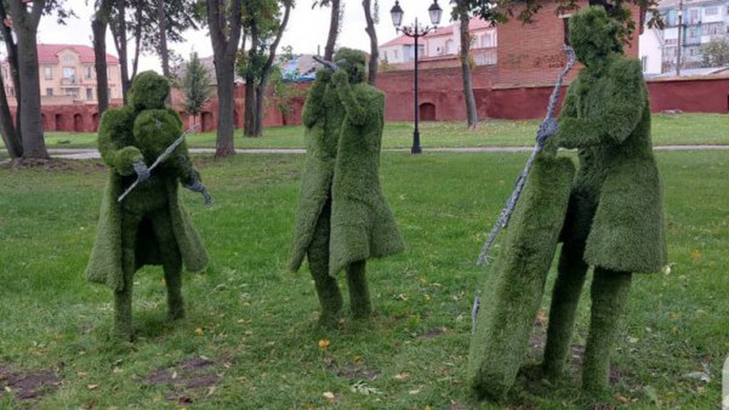 Унікальні зелені скульптури з’явилися у Володимирі. ФОТО