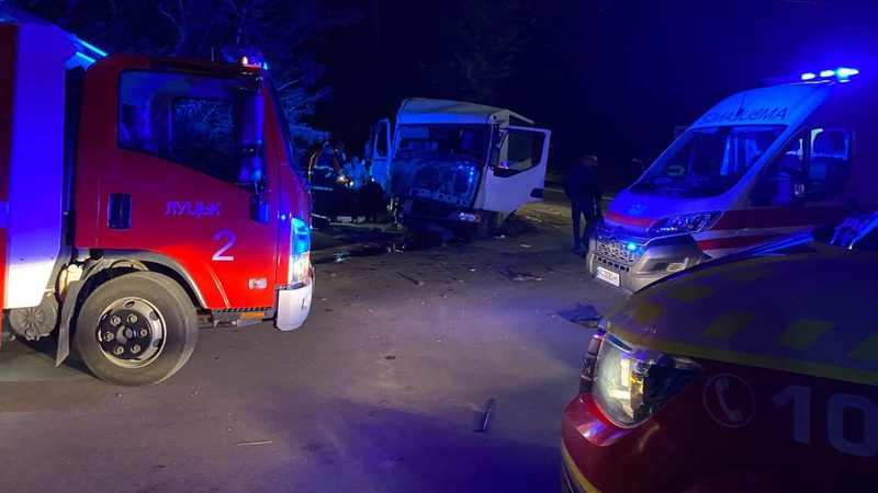 У Луцьку автобус в’їхав у дерево, постраждали четверо пасажирів
