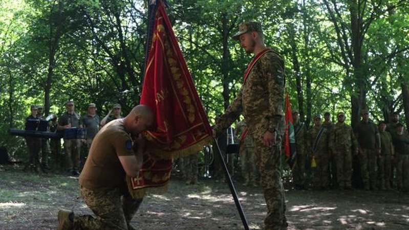 Екскомандир волинської бригади на фронті попрощався з бойовим прапором