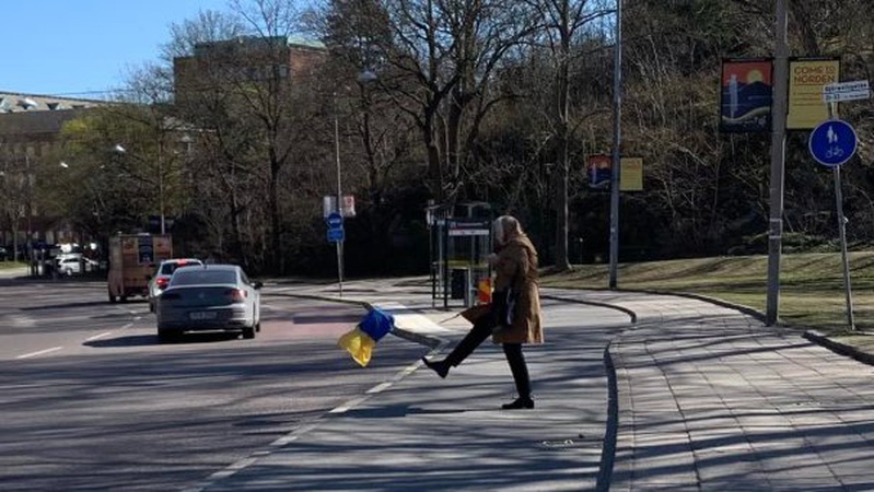 У Швеції росіянка розірвала український прапор та накинулась з образами на українку