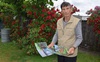 74-річний чоловік уквітчує двір трояндами та вручну обробляє поле