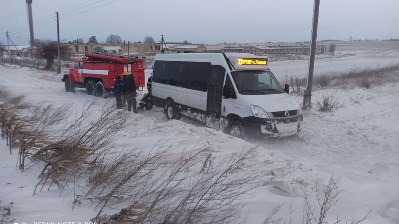 Волинські рятувальники у полі допомогли водієві автівки вибратися зі снігової пастки