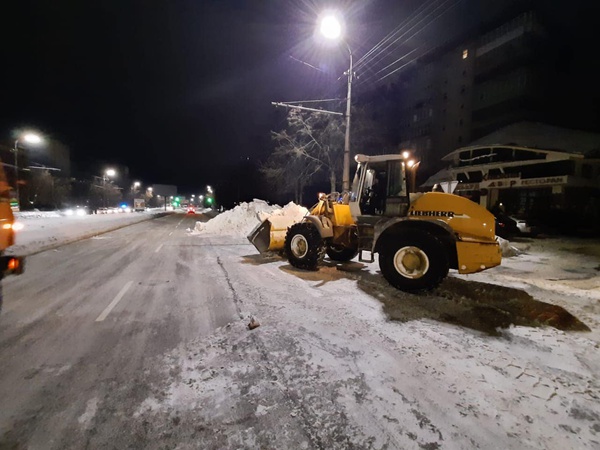 У Луцьку від снігу розчистили зупинки громадського транспорту