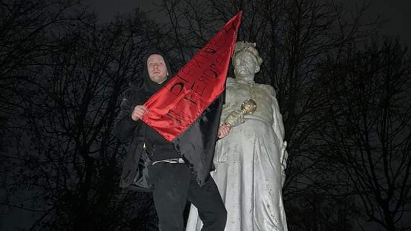 У місті на Волині захисник повісив стяг на пам’ятник Богдана Хмельницького
