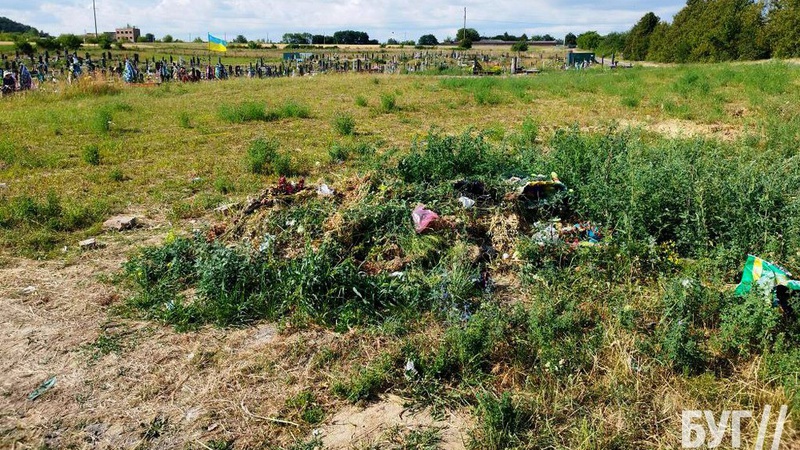Волиняни зробили стихійне сміттєзвалище на кладовищі