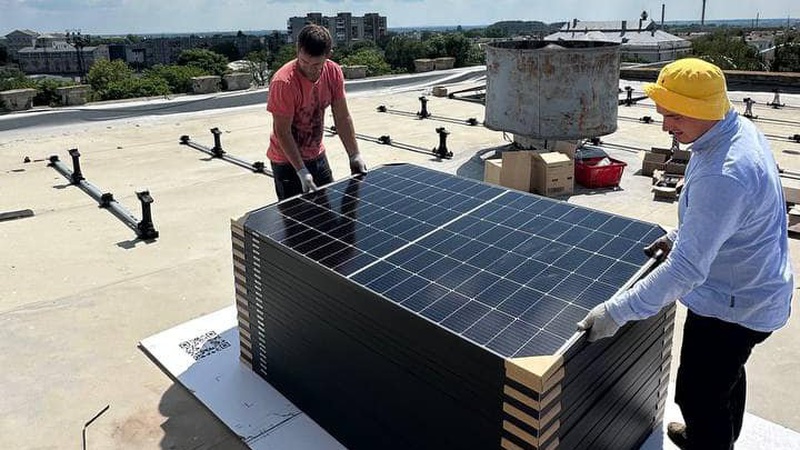 У Нововолинську на ЦНАПі встановлюють сонячні панелі