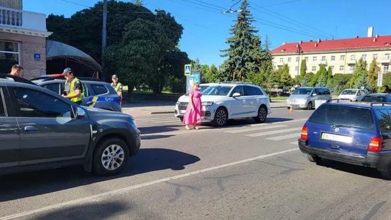 У Луцьку на пішохідному переході збили дівчину. ФОТО