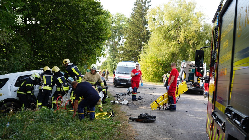 ДТП на Волині: рятувальники витягли потерпілого з заблокованого авто