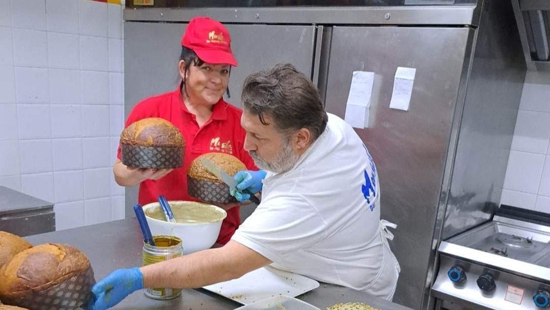 Волинянка частує італійців випічкою із власної кондитерської