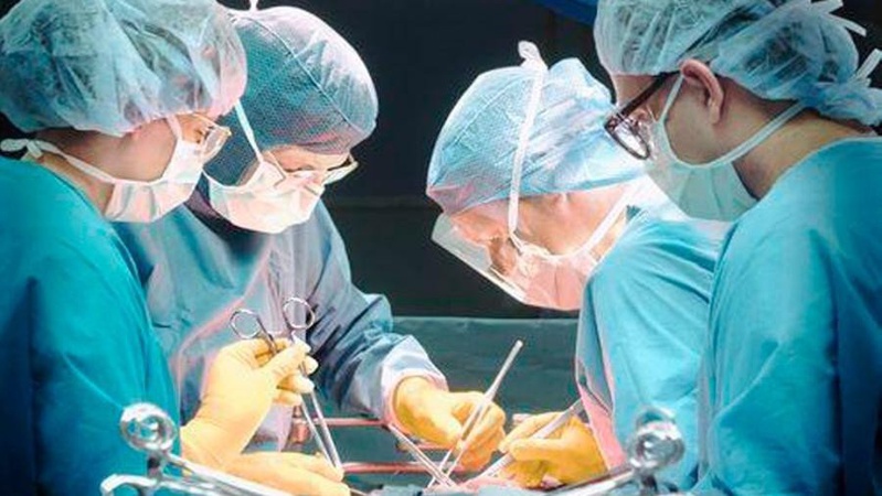 Вперше в Україні успішно провели трансплантацію нирок двом дітям від одного донора