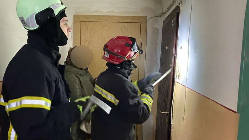Жінка тривалий період не виходила на зв’язок: у Луцьку рятувальники відчинили двері квартири на ЛПЗ