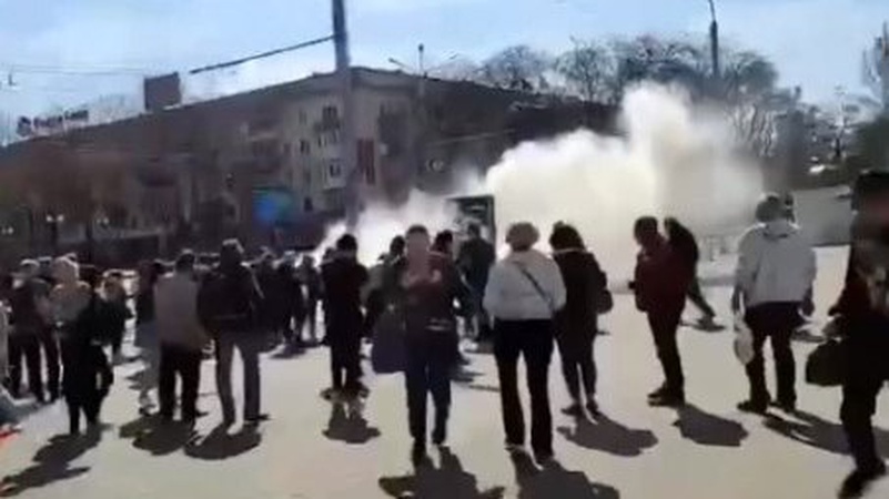 У Херсоні окупанти розігнали мітинг газом і гранатами: є постраждалі. ВІДЕО
