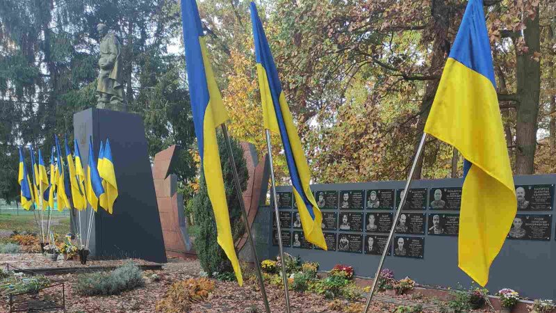 У Ківерцях з Меморіалу слави невідомі викрали 13 прапорів