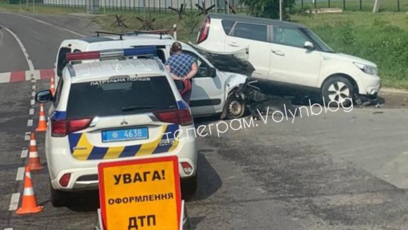 Renault в’їхав у лафет з легковиками: повідомили деталі ДТП на Володимирській