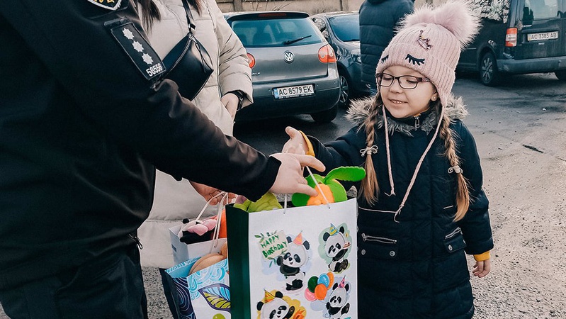 Юна лучанка Варвара передала патрульним іграшки для загублених дітей