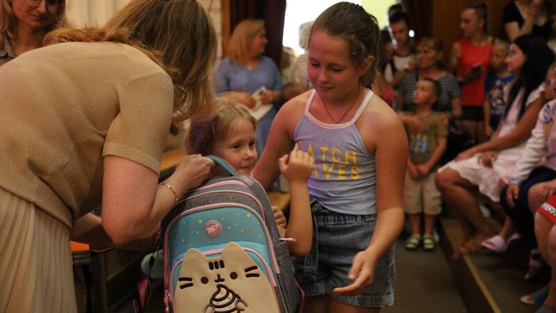 У Луцькій громаді діти захисників України та переселенці отримали рюкзаки та шкільне приладдя. ФОТО